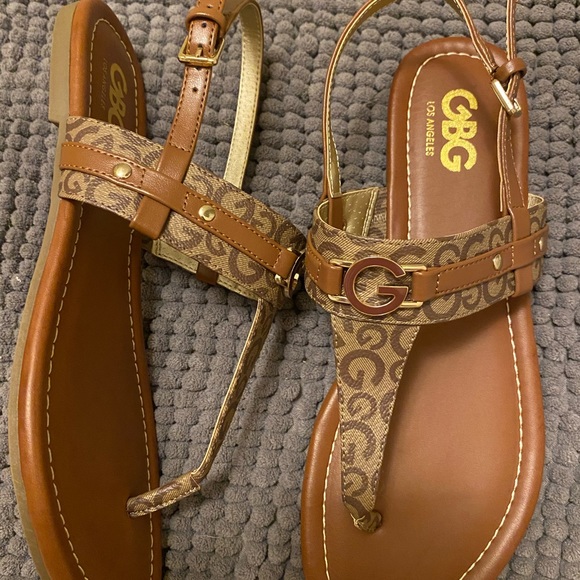 Guess Sandals! 🩴 - Picture 1 of 4